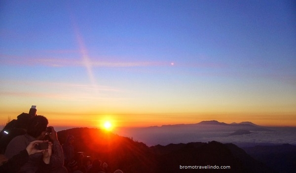 4 Titik Terbaik Melihat Matahari Terbit di Bromo