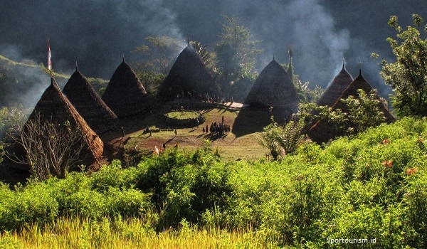 Mbaru Niang, Istana di Atas Awan